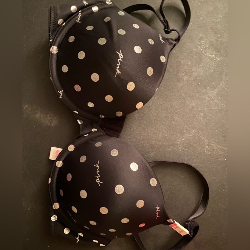 34 B new/ Victoria’s Secret Bra. With tags on it